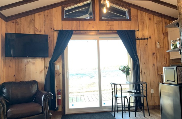 Lakefront country cabin with rustic charm overlooking lake