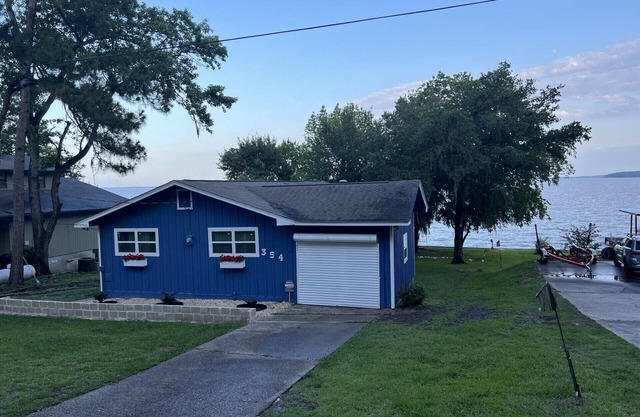 Lakefront cozy cabin, fully remodeled! Unforgettable place!