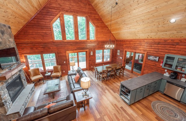 Lakefront Dog Friendly Log Home w/Hot Tub