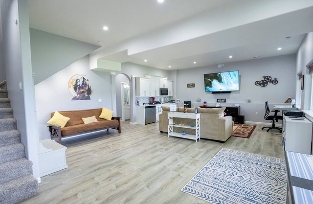 LAKEFRONT EXECUTIVE SUITE - Just Minutes from Downtown Wasilla and Palmer