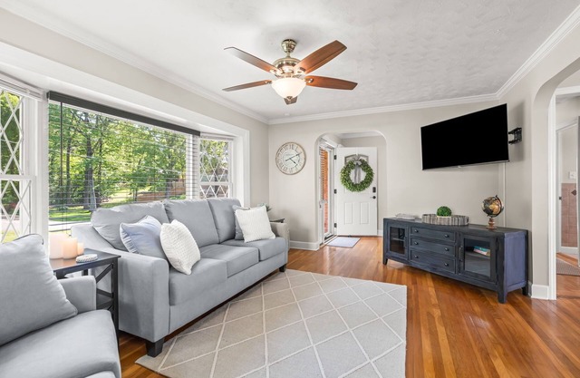 Lakefront Getaway – 180° Water Views, 3 miles to HPU, Sunroom, Deck