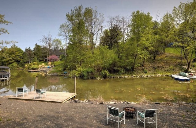 Lakefront Getaway | Hot Tub & Games | Sleepy Hollow