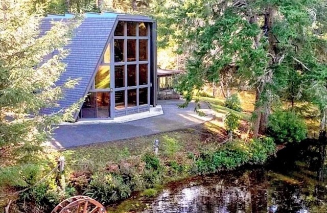 Lakefront Glass House w/Dock & Views