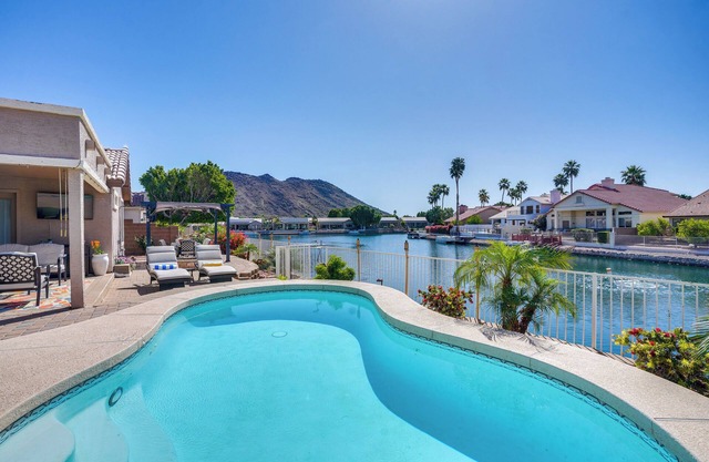 Lakefront Glendale Home w/Outdoor Oasis!