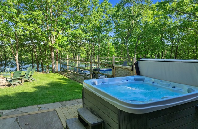 Lakefront, Indoor Pool, Pvt Hot Tub, Kayaks, Games Ping Pong, Foosball