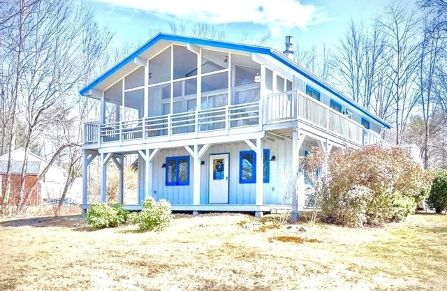 Lakefront Luxury Chalet: Igloo, Beach, Kayak, Private theatre, pets!