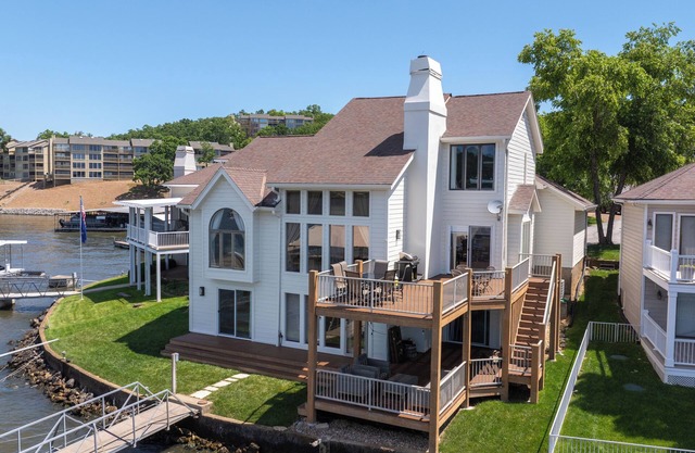 Lakefront Luxury - Private Dock - 2 Spacious Decks - Heart of the Lake!