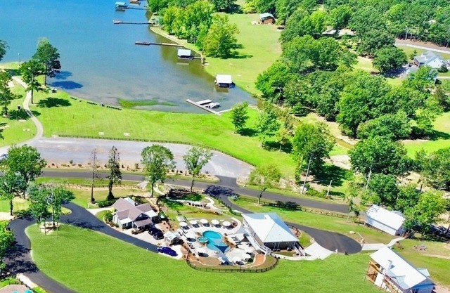 LAKEFRONT Mini-Resort Sleeps 32! Pool, hot tub, kayaks, fire pits, & more!