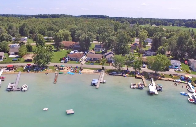 Lakefront on All Sports Green Lake. Sleeps 7! 20 Minutes to Grand Rapids