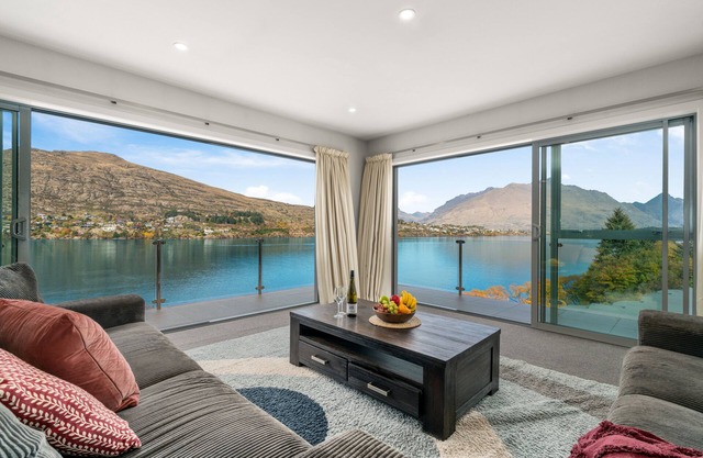 LAKEFRONT PENTHOUSE APARTMENT WITH 270-DEGREE VIEW