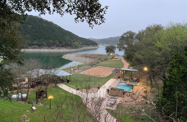 Lakefront/Pool & Hot Tub/NEW PICKLEBALL/Sand Volley Ball/4 acres/Sleeps 28