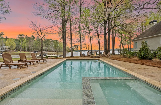 Lakefront with Pool, Hot tub, Pontoon Boat & Movie Theatre