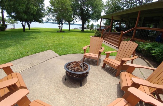 Lakehouse Retreat With 140' Open Water & Amazing Views - Sleeps 12