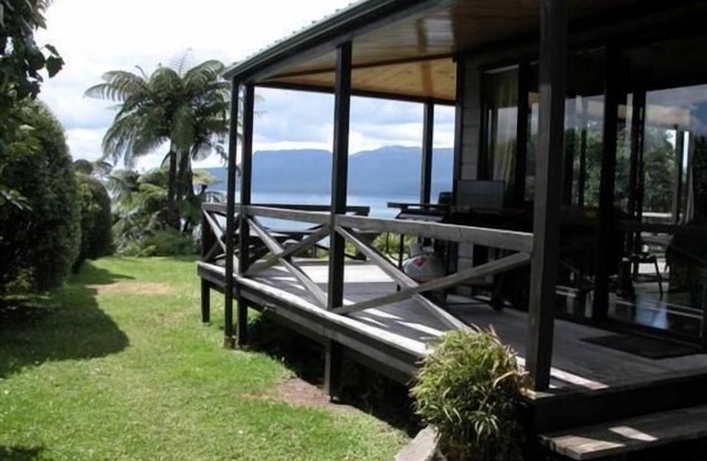 LAKEHOUSE WAITANGI COMFORTABLE FAMILY LOCKWOOD ON THE WATERFRONT WITH JETTY