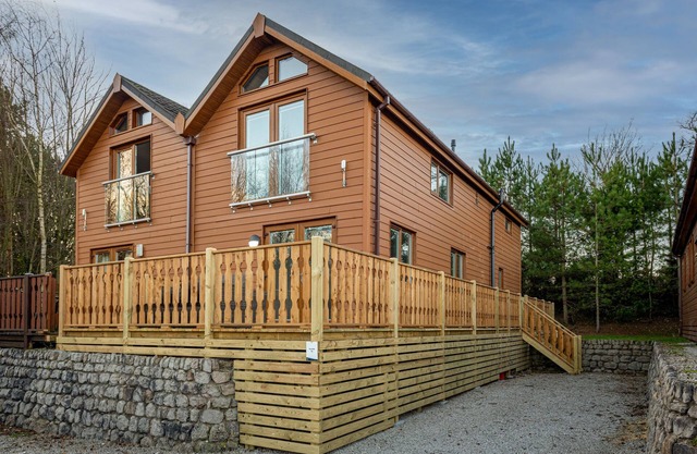 LAKELAND LODGE, pet friendly, character holiday cottage in Carnforth