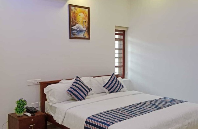 Lakeshore Premier Serviced Villa - Room Near Lake Vembanad!
