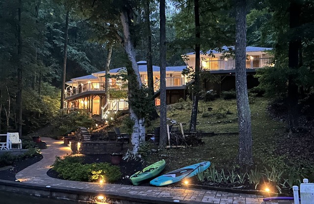 Lakeside, Dock, boat house Outdoor Seating, Fire Pit, WiFi, kayaks, paddleboard