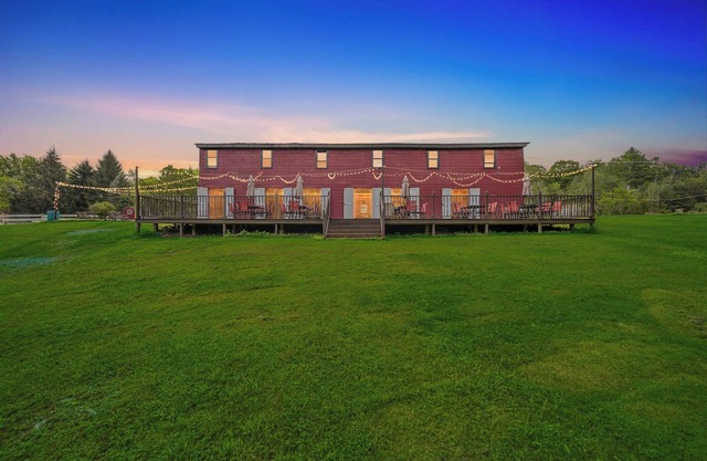 Lakeside Barn Estate- 3 Cozy Homes+Pool+Hot Tub!