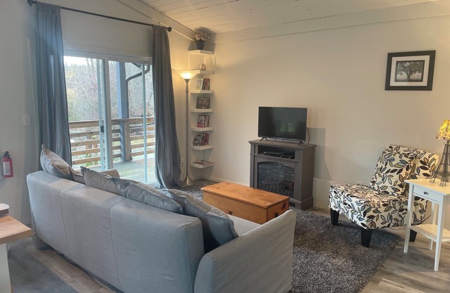 Lakeside Cabin - Beaver Lake Resort - Pet friendly - Airbnb Legal!