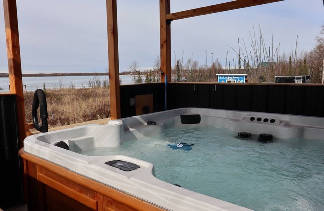 Lakeside Cabin. Perfect for an Individual or a Couple. Hot Tub. Pet friendly.