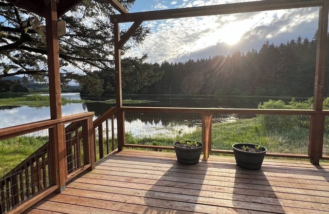 Lakeside Cottage: Serene Retreat at Friends by the Ocean