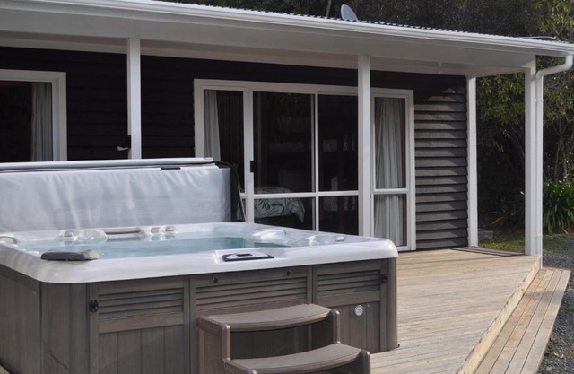 Lakeside Cottage with Jetty at Lake Tarawera