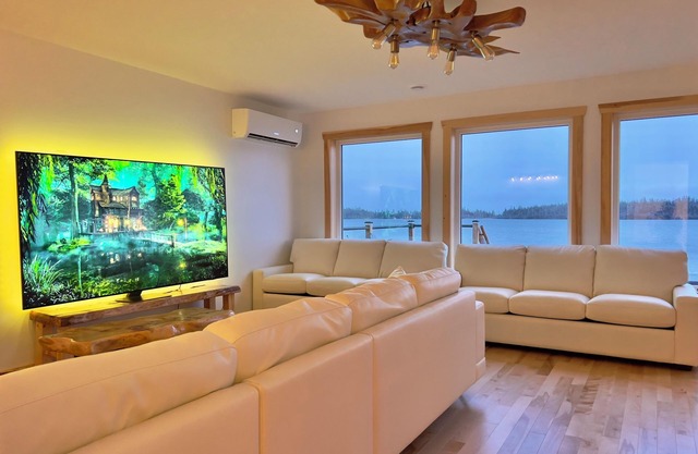 Lakeside Country Home with Handmade Wood Furniture, Hot Tub, Kayaks, 85”TV