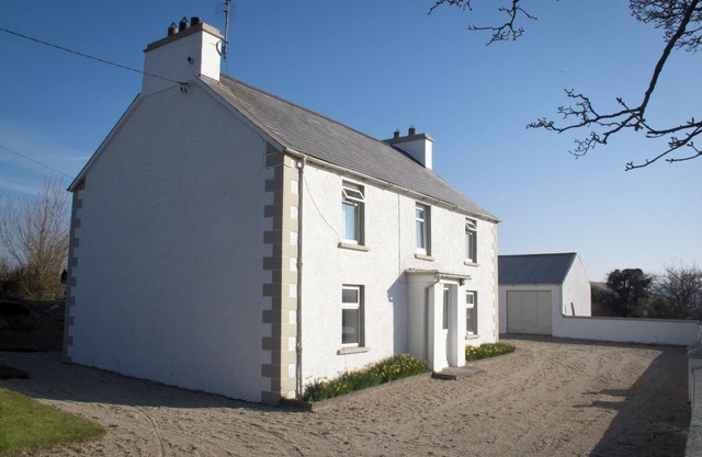 Lakeside Farmhouse (5 mins from beaches) with private walks and gardens