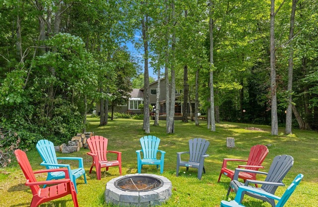 Lakeside Gem: Large 5 Bed 3 Bath Haven in Bancroft!