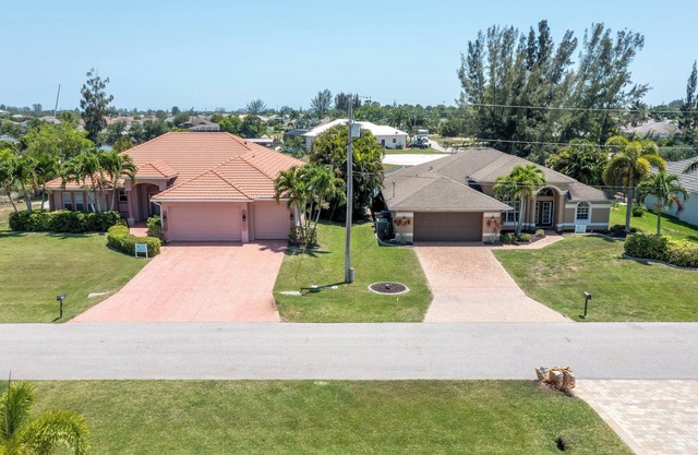Lakeside Living, Private Beach, Pool Table, Two Heated Pools - The Joint Venture - Roelens Vacations