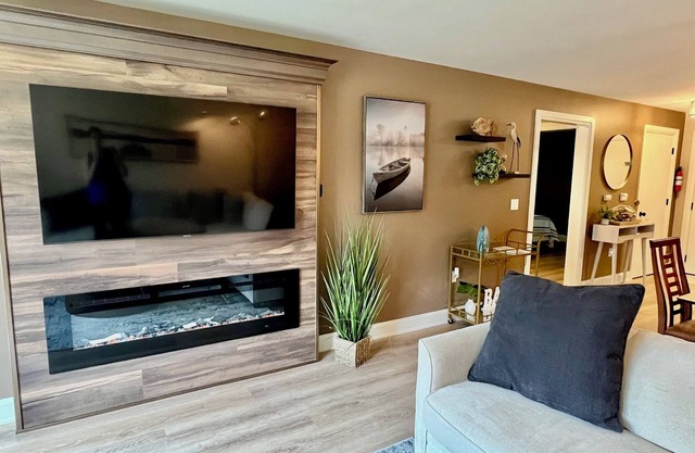 Lakeside Loft! Updated 2 BR condo/Walk to restaurants/Free parking/Pool