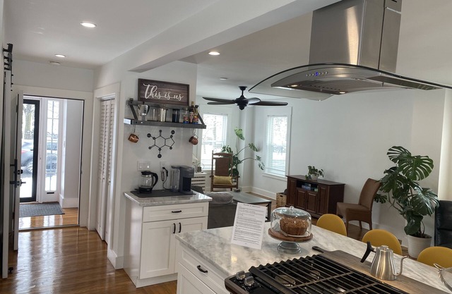 Lakeside Luxury, 5min walk to town and train to Boston, 1st Floor Condo