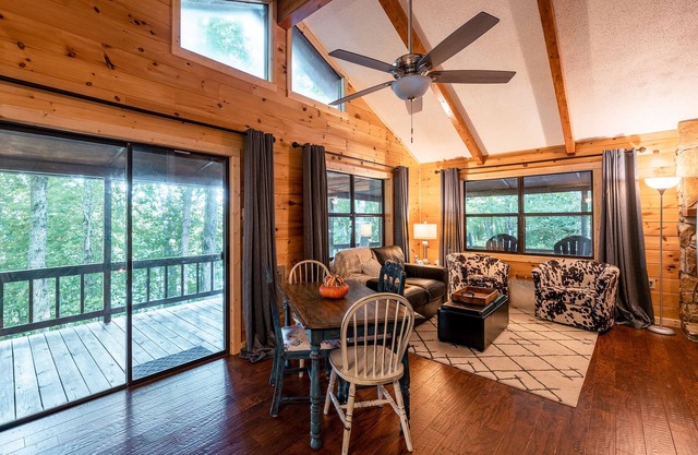 Lakeside Mountain Oasis - Bedroom Cabin w/Outdoor Hot Tub