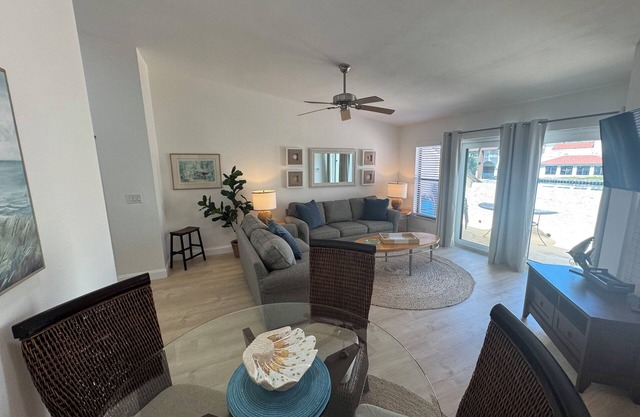 Lakeside Oasis - 2 bedroom, 2 bath plus Pool & Spa