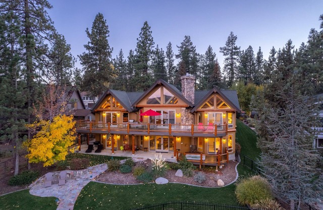 Lakeside Serenity, Stunning Lakefront Home W/Magical Mountain and Lake Views. Spa. Pool Table & BBQ