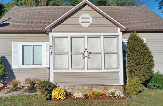 Lakeside Shady Rest Home Away from Home blocks from Rend Lake and I57/I64