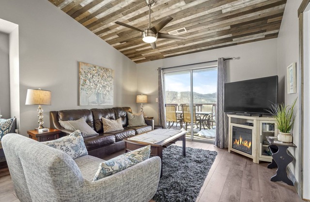 Lakeview Condo | Pebble Beach + Big Deck Near SDC
