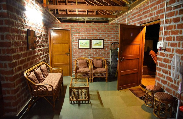 Lakeview cottage in scneic Kolvan valley near Lonavala/Pavana