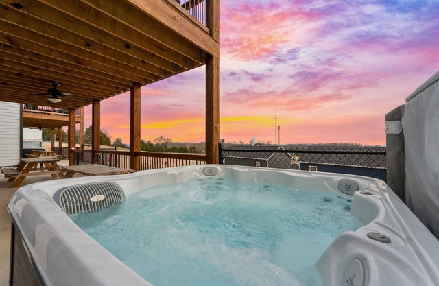 Lakeview House, 9 BD, Hot Tub, Community Pools