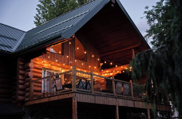Lakeview log cabin for large groups, 4 season fun! Beach access, buoy, hot tub