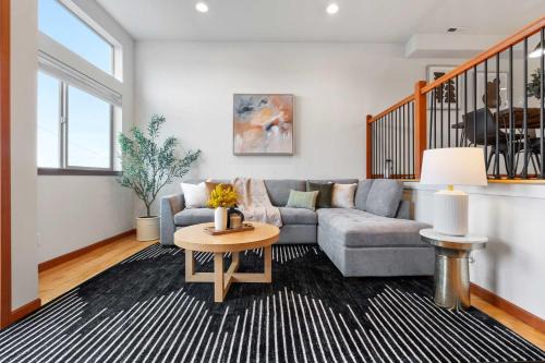 LakeView Queen Anne 3BR Townhome