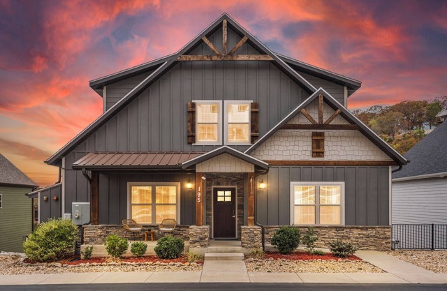 LakeViews, Community Pools, HotTub, Pet Friendly!