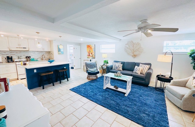 LaLa`s Beach House, Two! - Walking Distance to the Beach and Great Shopping!