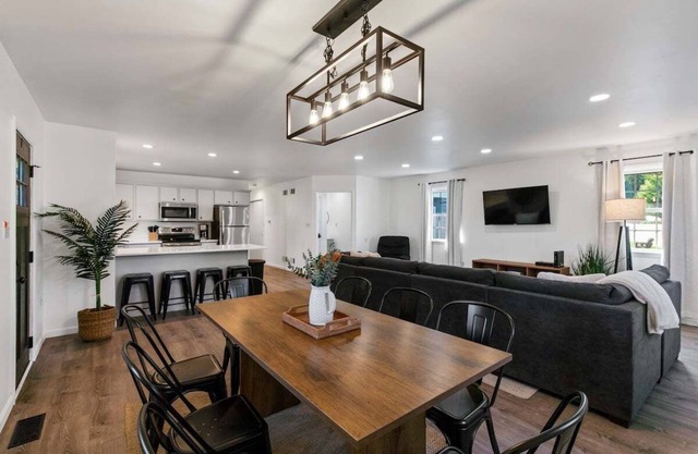 Lancaster Abode-5 mins to RT30, indoor fireplace