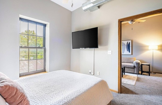 Landing | Beautiful 1BD, Courtyard