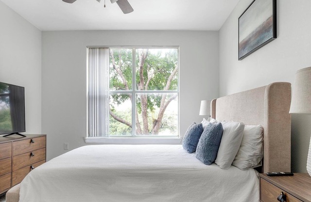 Landing | Chic 2BD, Courtyard, Pool