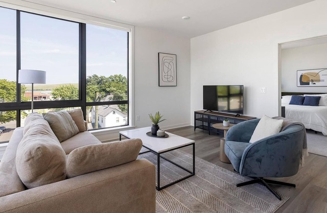 Landing | Chic 2BD, Gym, Rooftop Lounge