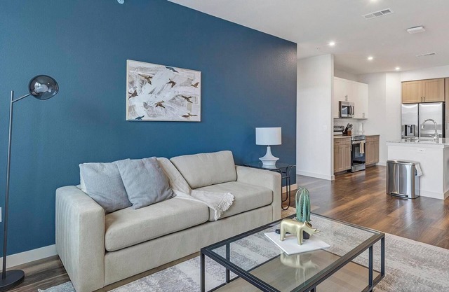 Landing | Stunning 2BD, Clubhouse, Pool