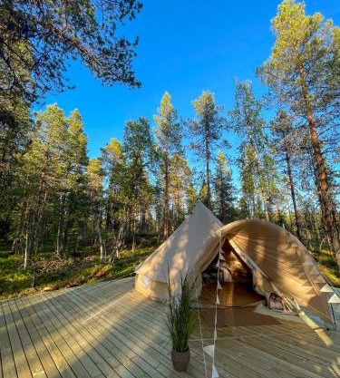 LaplandLiv Glampingtent with private sauna at the lake!