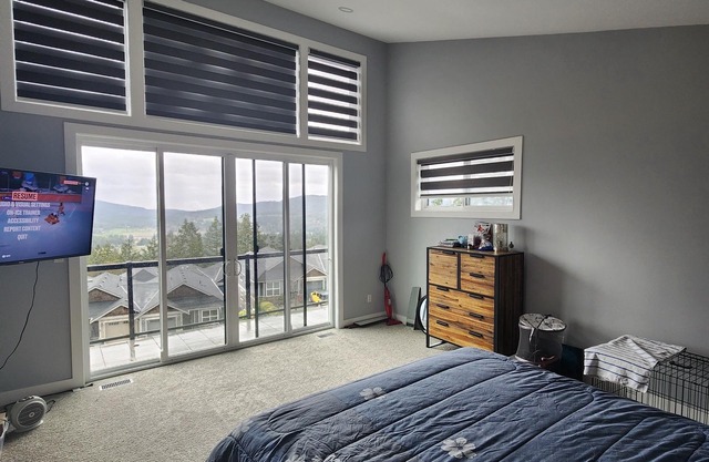 Large 5 bedroom home in DUNCAN overlooking the Valley, Lake and mountains.